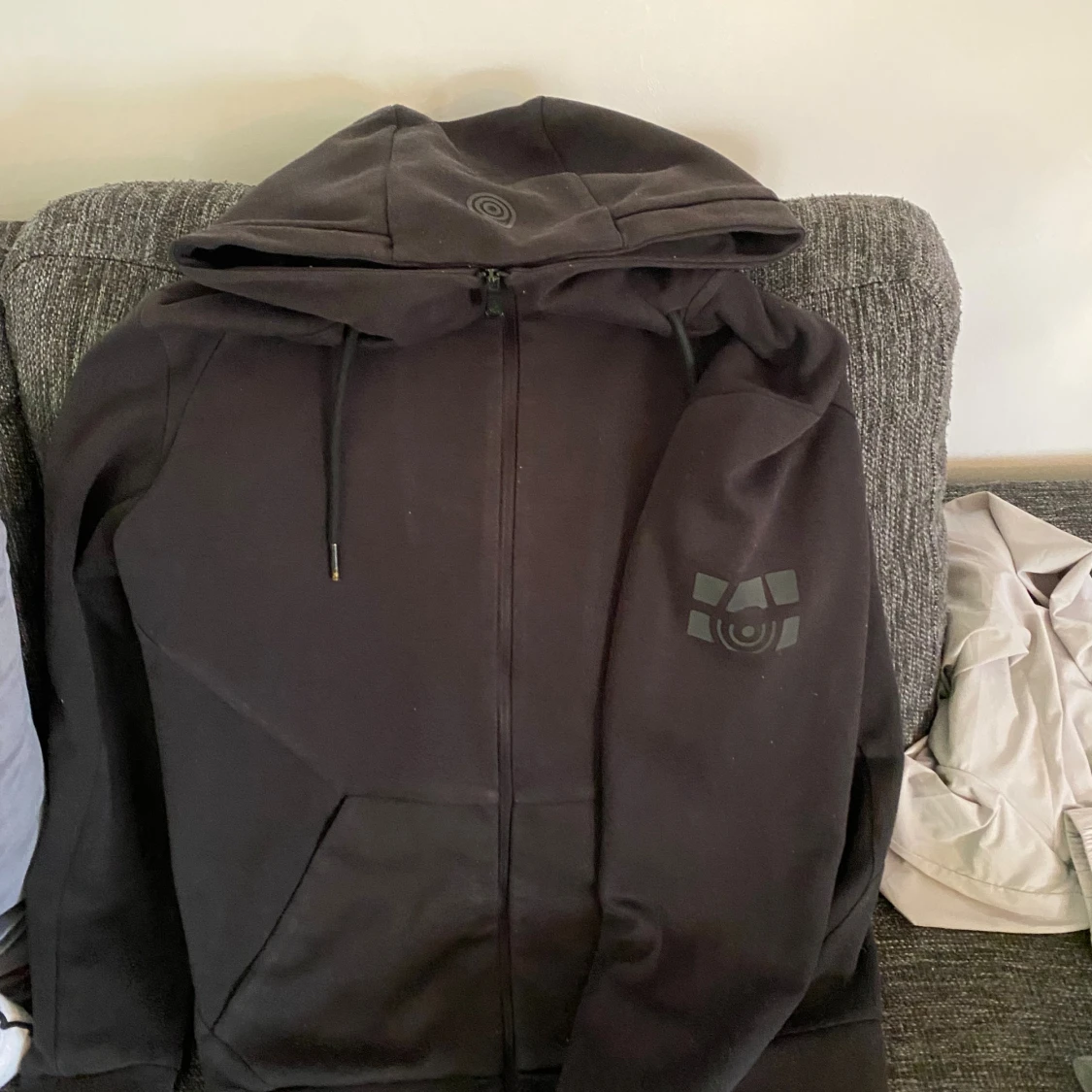 Svart hoodie från Sail Racing