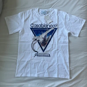 Casablanca T-shirt - Helt ny casablanca T-shirt med ett riktigt fett tryck. Den är i storlek S men passar även M. Tröjan är lite skrynklig men det går att lösa! (OBS 1:1 R3P)