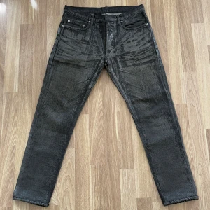 Dior Lusters 07 - Inga märken eller fel med byxorna men tagen på insidan har skrapats bort efter tid samt användning. Byxorna är storlek 30 men passar även 32, men längden är fett kort på ungefär 100 cm totalt… 