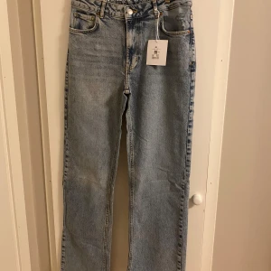 Ljusblå wide leg jeans från Bikbok (tall, långa) - Säljer ett par blå jeans från Bikbok med mid waist och wide leg. Jeansen har klassisk femficksdesign, raka ben och comfort stretch för extra skön känsla. Perfekta för dig som gillar en avslappnad och trendig look. Tall lång. Aldrig använda, lapp kvar