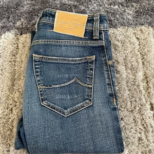 Blå jeans från Jacob Cohen - Snygga blå jeans från Jacob Cohen. Ny pris är ca 4000kr, mitt pris är 1199kr! Priset är ej hugget i sten! Hör av dig vid funderingar!