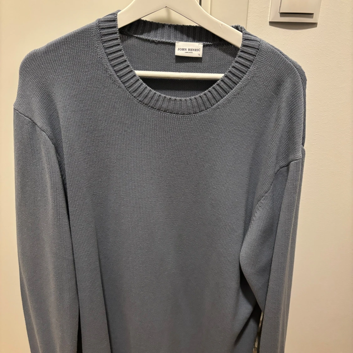 Blå stickad tröja från John Henric