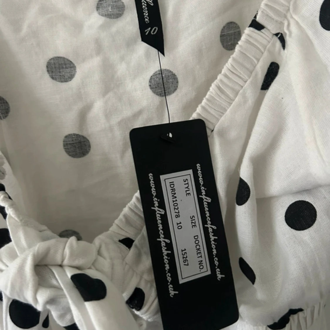 Vit prickig kortklänning Influence - 2