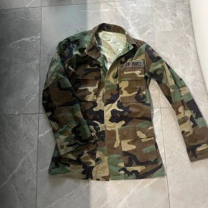 Camo overshirt - Säljer den här sjukt snygga camo overshirten! Står på tagen att den är Xs men sitter som om den vore M! Skriv vid minsta fråga/fundering