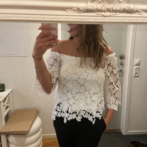 Zara topp - Topp från Zara. Använd fåtal gånger. Strl M men passar S. Går att använda som offshoulder men även vanligt.