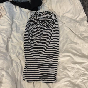 Randig kortklänning med snörning - Superfin kortklänning från Odd Molly i marinblått och vitt med breda ränder. Klänningen har snörning i halsen med repdetaljer och en avslappnad passform. Perfekt för sommarens alla äventyr och enkel att styla med sneakers eller sandaler.