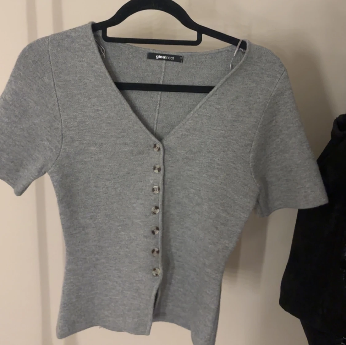 Grå stickad tröja från Gina Tricot