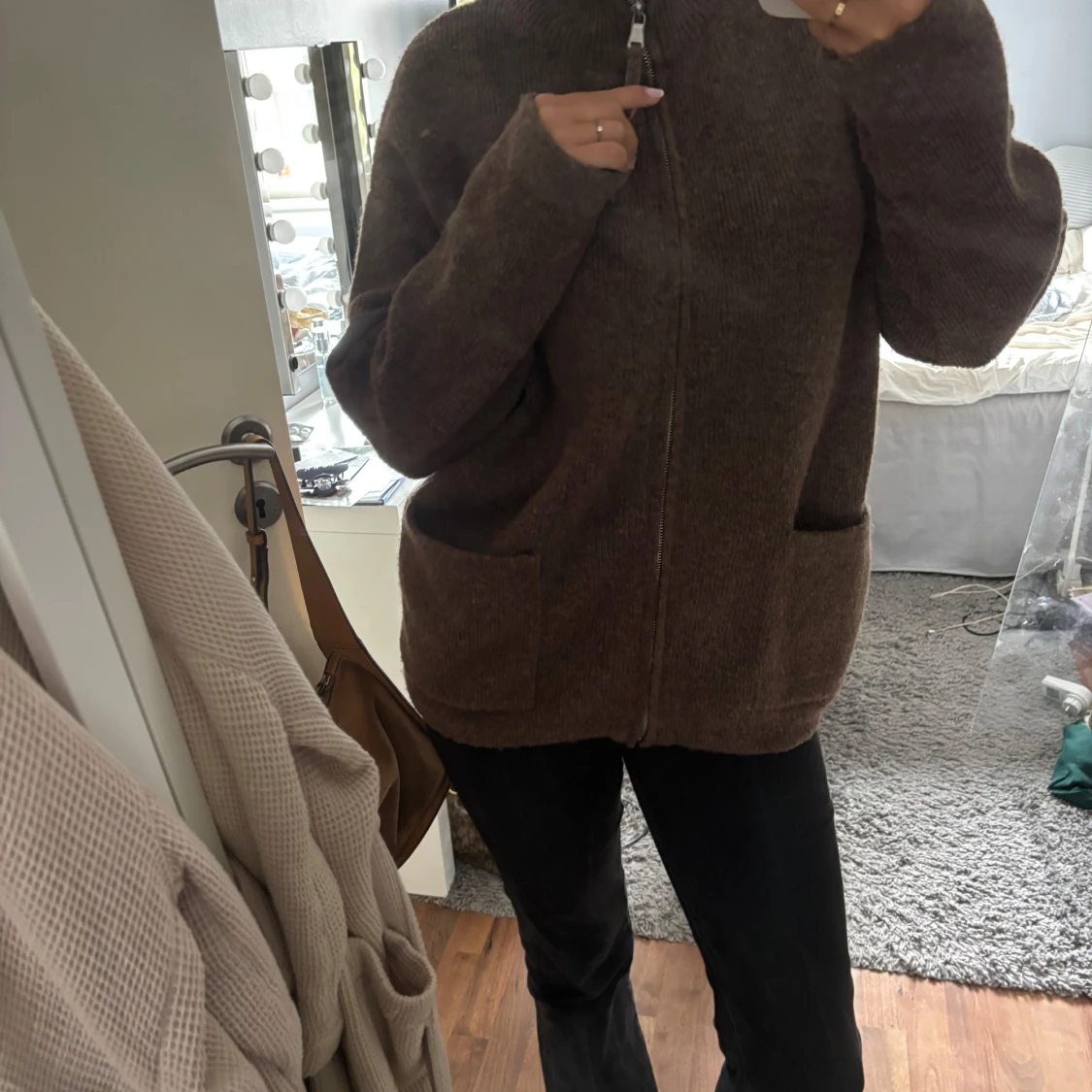 Brun stickad kofta med dragkedja - 1