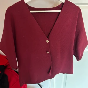 Kofta/blus - Jätte fin vinröd T-shirt i ”stickat” material!! Vet varken vart den är ifrån eller vilken exakt storlek! Men skulle gissa på S/M. Den är endast använd 1 gång 🌸 Perfekt färg till hösten 