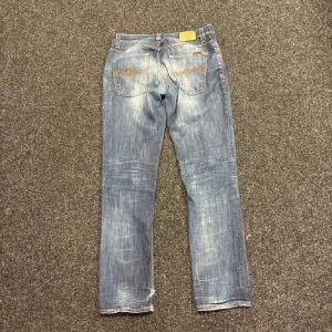 Nudie Jeans - Säljer dessa sjukt snygga nudie jeans i storleken 34 x 34. Perfekt passform enligt mig då de inte är för tajta, skulle säga att de sitter som blandning mellan straight och slim fit.
