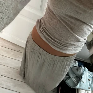 Beige långkjol från Zara🤍 - Säljer en beige långkjol med resår i midjan. Den är så skön och fin speciellt på sommaren och passar fler storlekar. Älskar den😍
