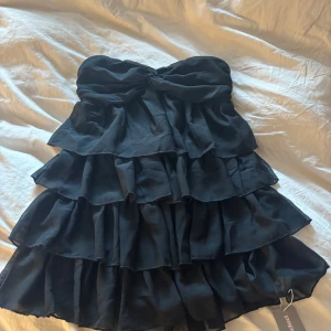 Svart volangklänning från Missguided - Supersnygg svart kortklänning från Missguided. Aldrig använd, säljer pågrund av att den var för liten för mig och orkade inte returnera. Nypris 241 kr. Går att diskutera pris!!