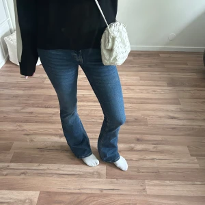 Mörkblåa jeans - Superfina mörkblåa boutcut jeans från Gina Tricot