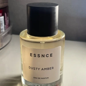 ESSNCE Dusty Amber Eau de Parfum - Parfym från ESSNCE med doften Dusty Amber💕Endast tagit 5 sprut av den så den är inprincip full.😇Perfekt för dig som gillar eleganta och moderna dofter.
