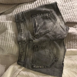 Jeans shorts  - Gråa Jeans shorts med lite washed out mönster. Hör av dig om du har några frågor! 🫶🏼💕