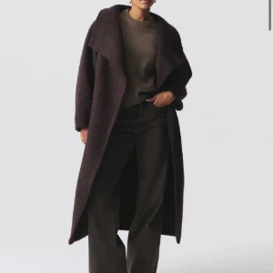 Mörkbrun kappa med oversized krage - Säljer denna populära jacka från Gina tricot, aldrig använt