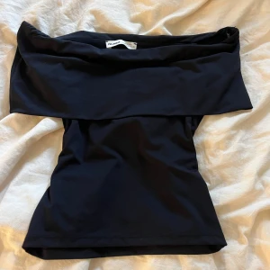 Svart of shoulder top från Pull&Bear  - Säljer min svarta of shcoulder topp från Pull&Bear som aldrig är använd. Toppen har hängt i garderoben ett tag men har aldrig använts, därför säljer jag den nu🖤