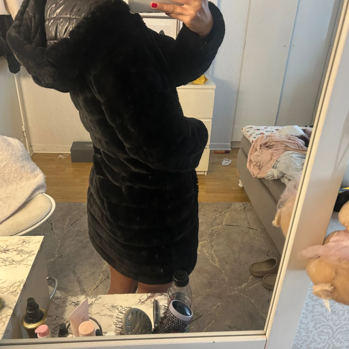 Svart pälsjacka med huva