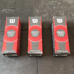 Smart Core Straight Distance - Upptäck Wilson Smart Core golfbollar – perfekta för dig som vill ha extra rakhet och kontroll på banan. Tre stycken är lite användna men resten av bollarna är helt nya. Snygg design och pålitlig prestanda gör dem till ett grymt val för både nybörjare och erfarna golfare. Ta ditt spel till nästa nivå med dessa bollar! Pris kan diskuteras 👍