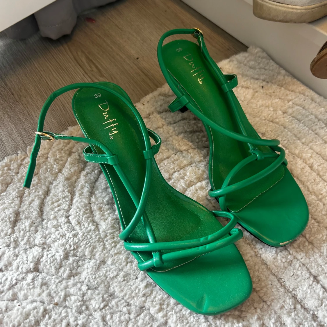 Gröna sandaler med klack från Duffy - 1