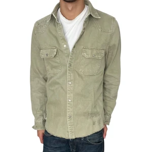 Jeans overshirt med slitningar  - As fet overshirt från Zara. Säljs inte längre i butik så väldigt svårt att få tag på, priset kan såklart diskuteras! 