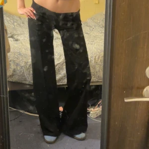 kostymbyxor med låg midja vida ben - Säljer ett par svarta kostymbyxor med låg midja och riktigt vida ben. De har en clean look utan synliga detaljer och sitter snyggt på höften. Perfekta om du gillar loose fit men tajt upptill . Materialet är lite stretchigt. Sydde dessa SJÄLV för några år sedan och dem har bara legat i min garderob så säljer. Midjemått 83 innerbenslängd 85