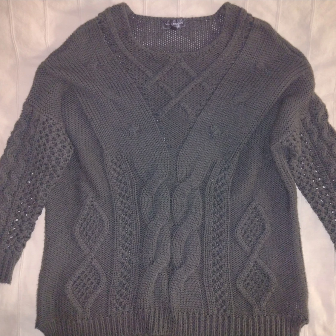 Mörkgrön stickad tröja med flätmönster - 1