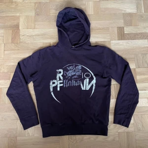 Maison Margiela Celtic Split Hoodie - Väldigt bra condition. Köpt från ettresex. Sitter som en M. Svart//vinröd färg