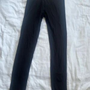 Svarta leggings från Basic You S - Svarta leggings från Basic You i ekologisk bomull. De har en tight passform och är perfekta för en clean och enkel stil. Mjukt och stretchigt material som sitter skönt hela dagen.