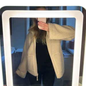 Teddyjacka h&m - Säljer denna fina höstjacka då den tyvärr ej kommer till användning av mig. I jättebra skick, endast använd ett fåtal gånger, väldigt mysigt material 🍁🧡 pris: 149kr