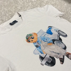 Polo Bear T-shirt - Tja säljer denna as feta polo Bear tishan, den är storlek S men sitter mer som XS. Den är i fint skick och har inga defekter. Hör av dig till mig med ett meddelande eller prisförslag om du är intresserad för priset är ej hugget i sten!😉🤗