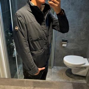 Mörkblå vindjacka från Colmar - Riktigt snygg field jacket från Colmar. Jackan är så gott som oanvänd och i riktigt bra skick. Nypris ligger på 2600kr. Jag är 188cm lång och bär storlek 48 vilket motsvarar en S/M. Hör av er vid frågor;)