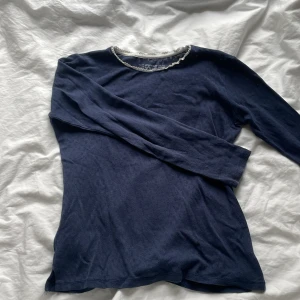 Långärmad tröja  - Jättefin långärmad tröja med små hål-mönster💗 så gullig nu till hösten