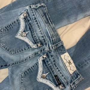 Miss me jeans  - Snygga ljusblå jeans från Miss Me med bootcut passform. Jeansen har ett jätte litet hål på ena benet och slitningar vid fötterna men är inget man tänker på. Skriv för fler bilder.                   (Pris kan diskuteras)