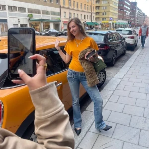 Gul topp från Zara med breda axlar tajtare midja  - Säljer en cool gul topp från Zara med breda axlar och kort ärm. Modellen är croppad och har en enkel, stilren design som ger en snygg siluett. Tyvärr inte använt så mycket pga att jag inte är så förtjust i färgen!