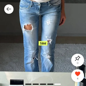 Blå slitna jeans med raka ben - Säljer dessa jättefina low waist bootcut jeans med slitningar i jättefint skick💗💗stl: 28/34 men har sytt upp (inget man ser) så sitter perfekt om man har längd 32 i jeans💗💗💗