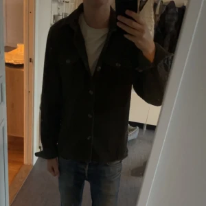 Cizere Overshirt - Säljer den här snygga overshirten!! Den är i väldigt bra skick och nypris ligger på ca 1500kr. Skriv vid minsta fråga/fundering👌