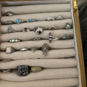 Samling av coola silverringar - Säljer ett gäng unika silverringar i olika former och stilar, vissa med turkosa och gröna stenar, andra med detaljer som hjärtan, geometriska mönster och drakmotiv. Perfekt för dig som vill mixa och matcha för en personlig vibe. En ring kostar 20-35kr, om du vill köpa fler kan dom skickas tillsammans. Skriv vid frågor!