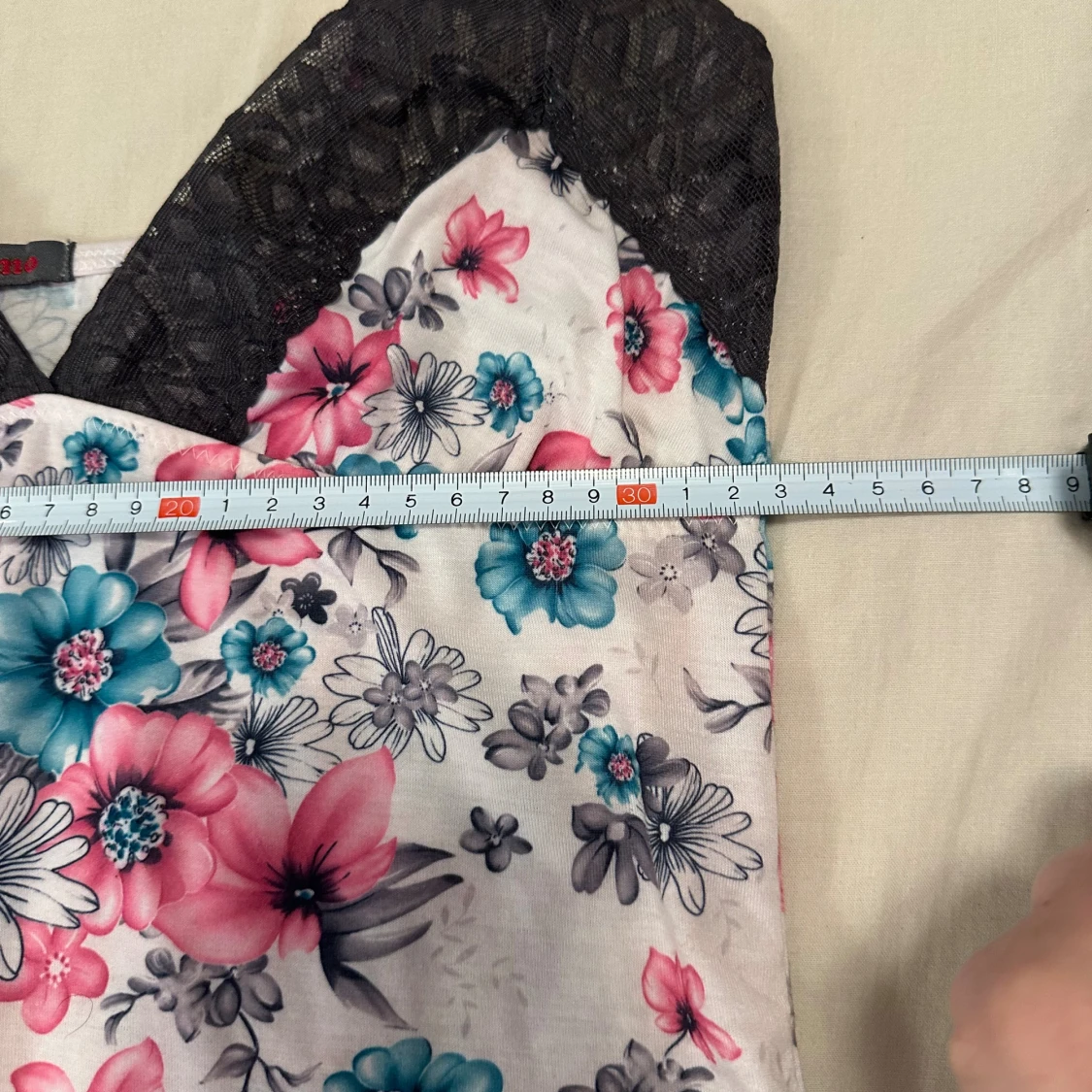 Blommig linnetopp med spetsdetalj - 1