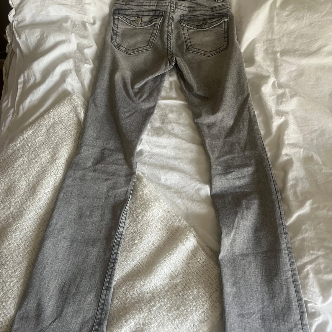 Grå bootcut jeans med fickdetaljer - 1