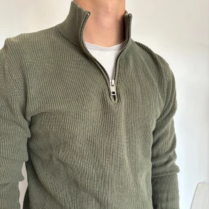 Halv zipp - En snygg halvzipp från hm i storlek s