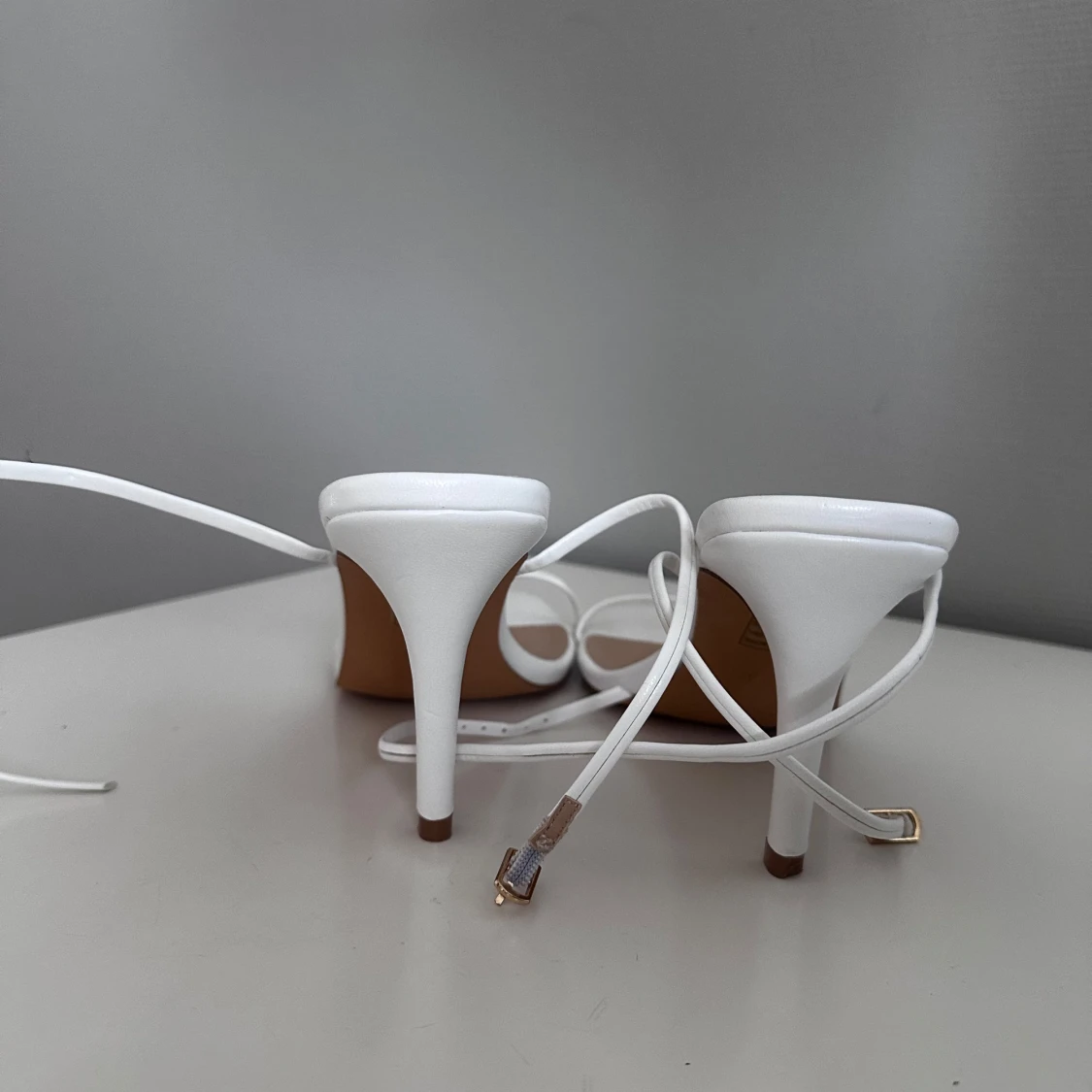 Vita klackskor från Boohoo - 3