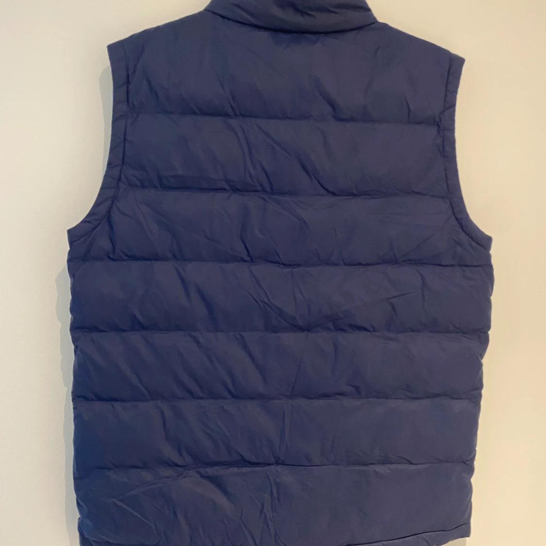Mörkblå dunväst från GANT - 1