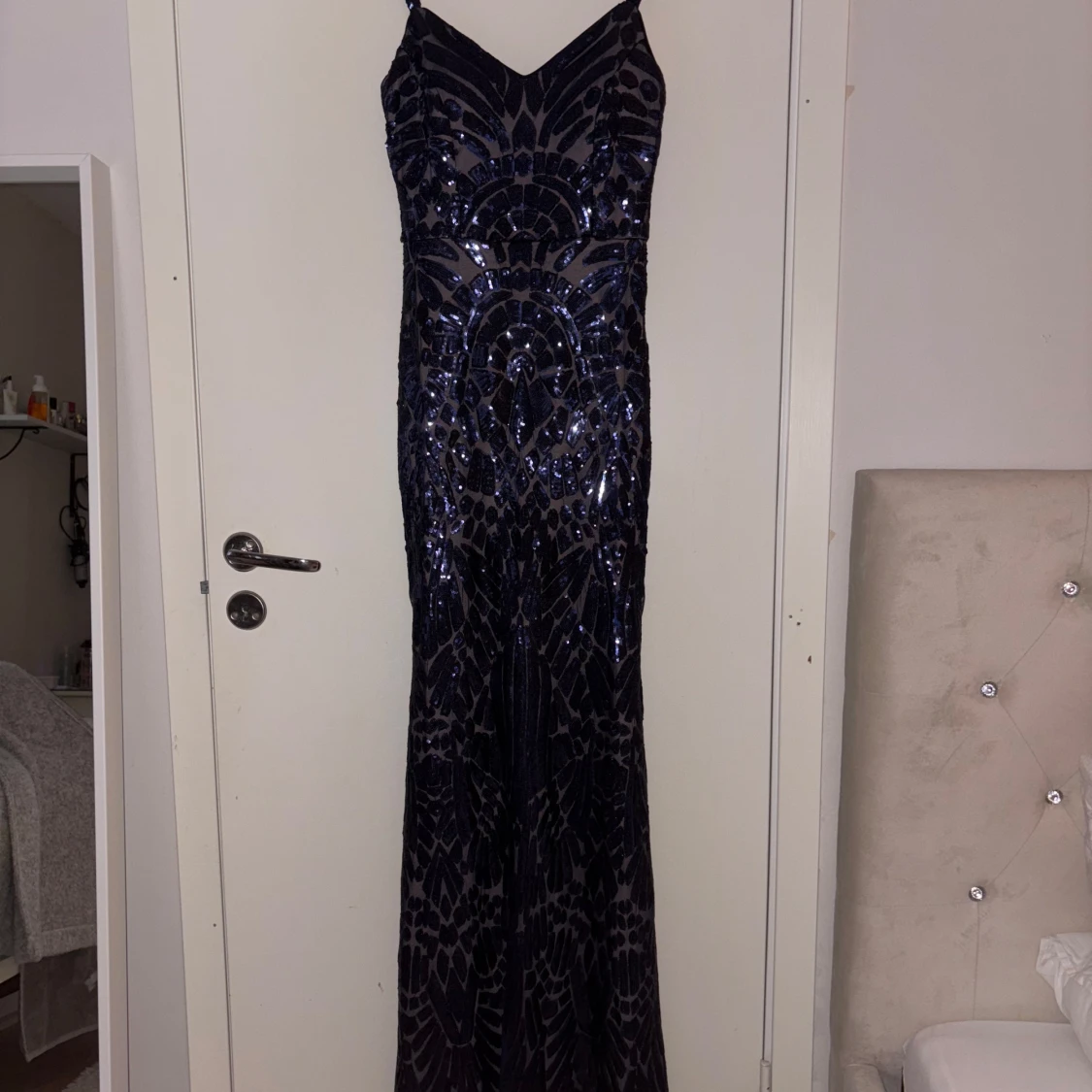Mörkblå glittrig balklänning 
