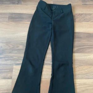 Gina kostymbyxor  - Svarta kostymbyxor från Gina, storlek xs säljes för dom är för små för mig❤️ kom med pris förslag priset är ej hugget i sten