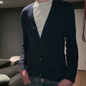 Mörkblå kofta från Pier One - Snygg mörkblå kofta från Pier One i storlek XS med klassisk v-ring och knappar framtill. Koftan är knappt använd och perfekt skick. Modellen är 180 och väger 65 kg, Passar mindre.