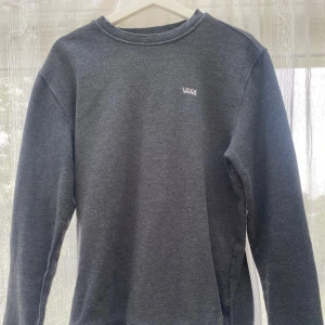 Mörkgrå sweatshirt från Vans - Min killes gamla som han aldrig använde för den va för liten i armarna