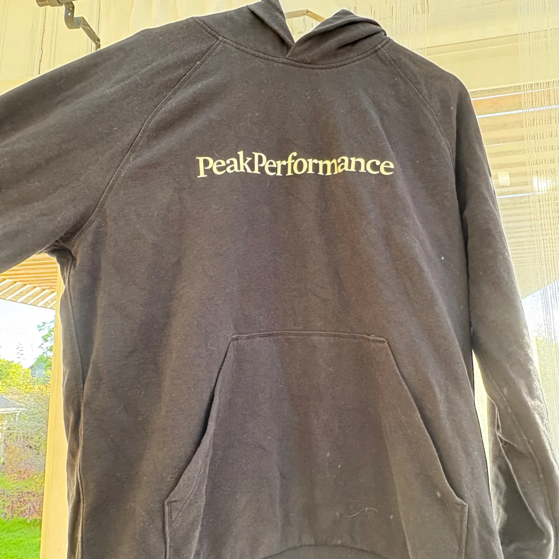 Svart hoodie från Peak Performance