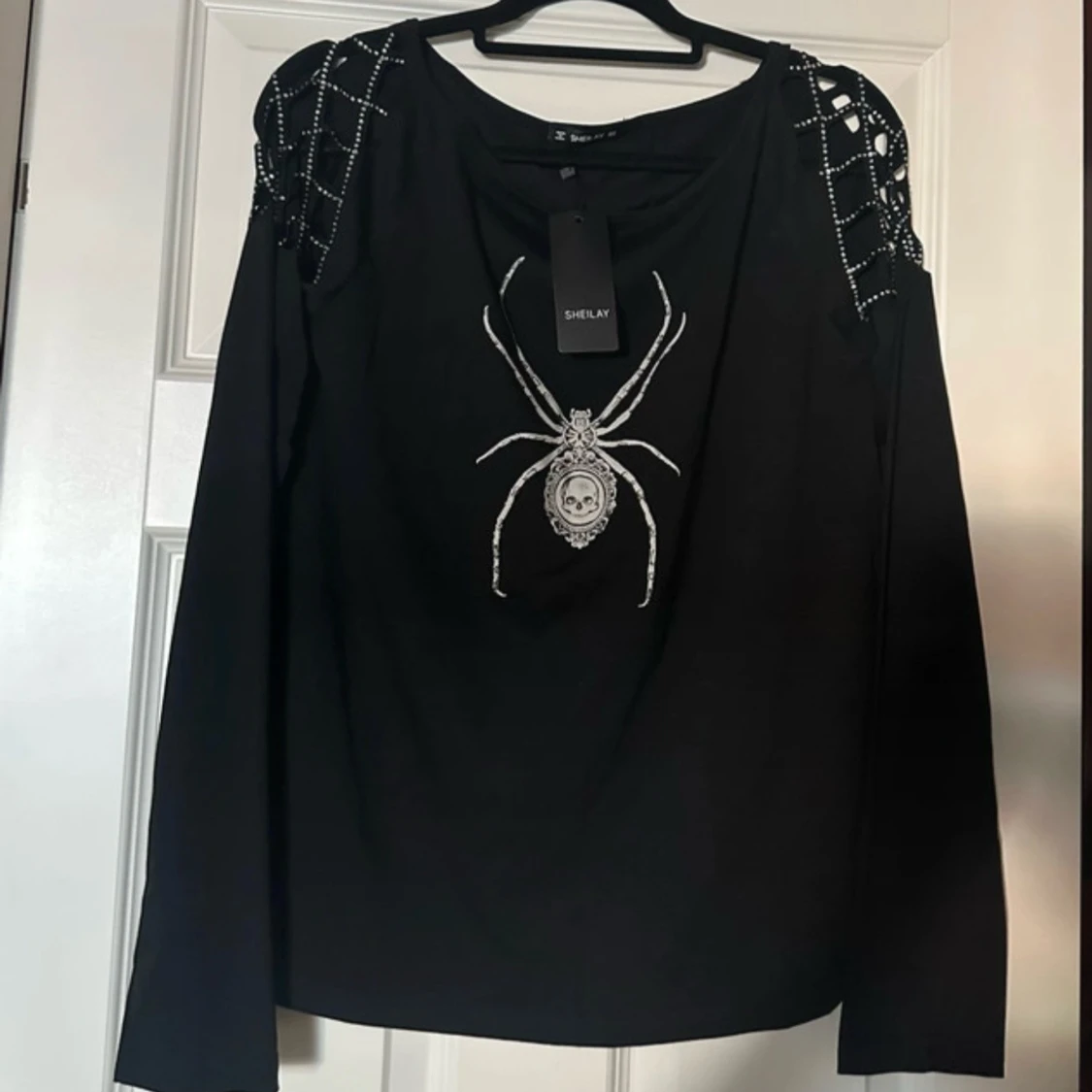 Svart tröja med detaljer