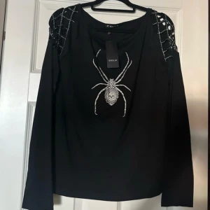 Svart tröja med detaljer - Helt ny